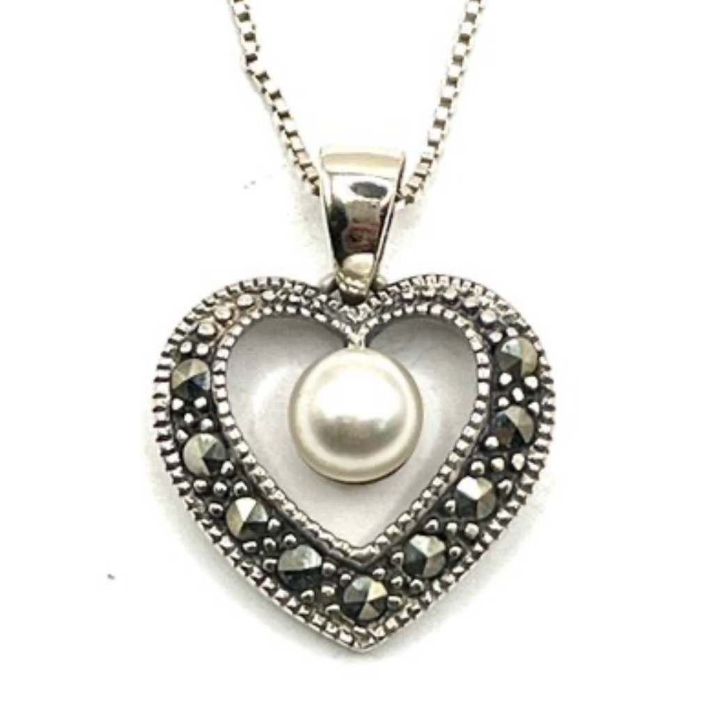 Box Chain And Margarita Pearl Heart Pendant